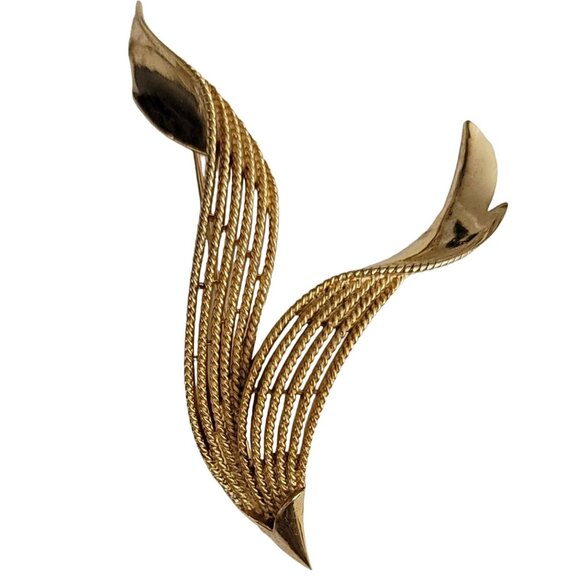 Trifari Crown Over T Gold Tone Ribbed Ribbon Brooch Pin, Signed - Picture 1 of 9